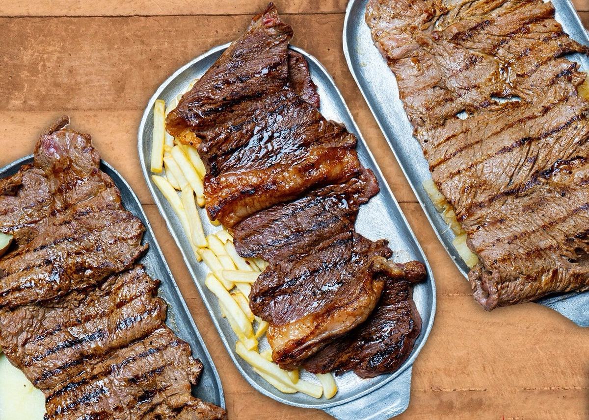 Churrasco asado al carbón con papas fritas en bandeja